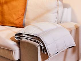 Emma Hug Weighted Blanket3