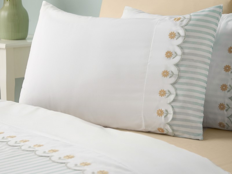 Catherine Lansfield Embroidered Daisy Duvet Cover Set2